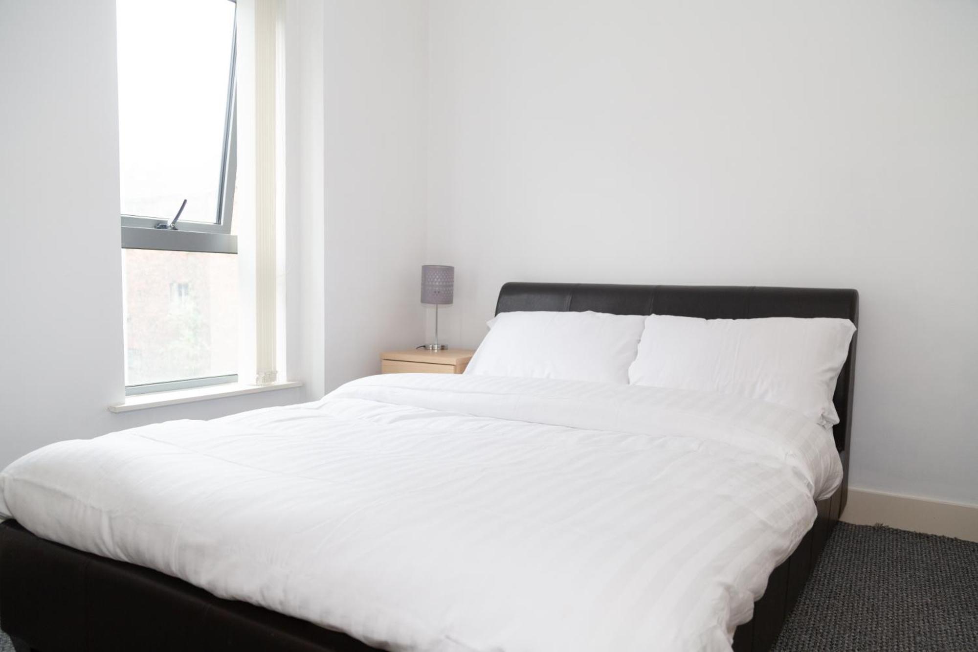 Serviced In Centre - Free Parking - Balcony - By Happy Days Apartment