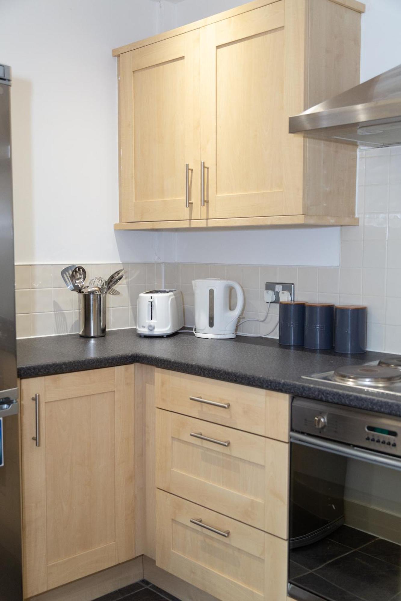 Apartment Serviced In Centre - Free Parking - Balcony - By Happy Days *