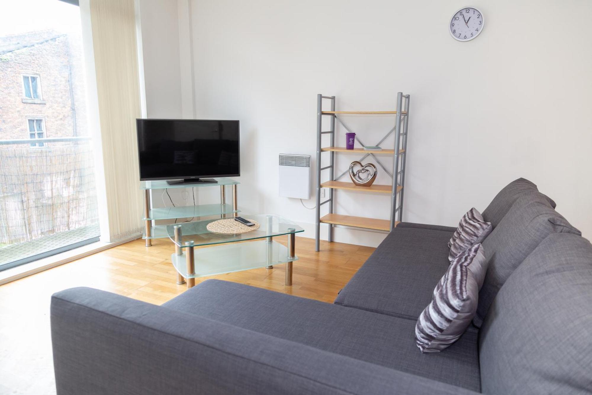 Serviced In Centre - Free Parking - Balcony - By Happy Days *