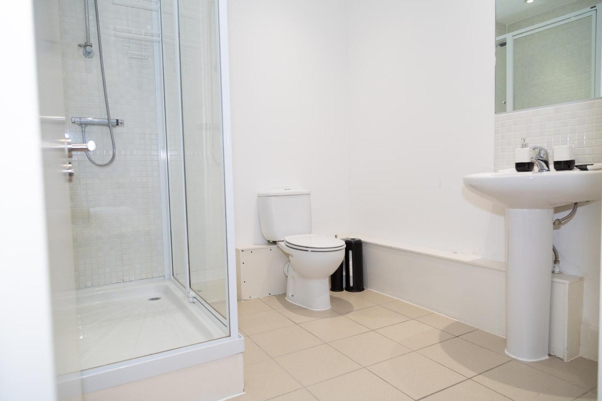 Serviced In Centre - Free Parking - Balcony - By Happy Days