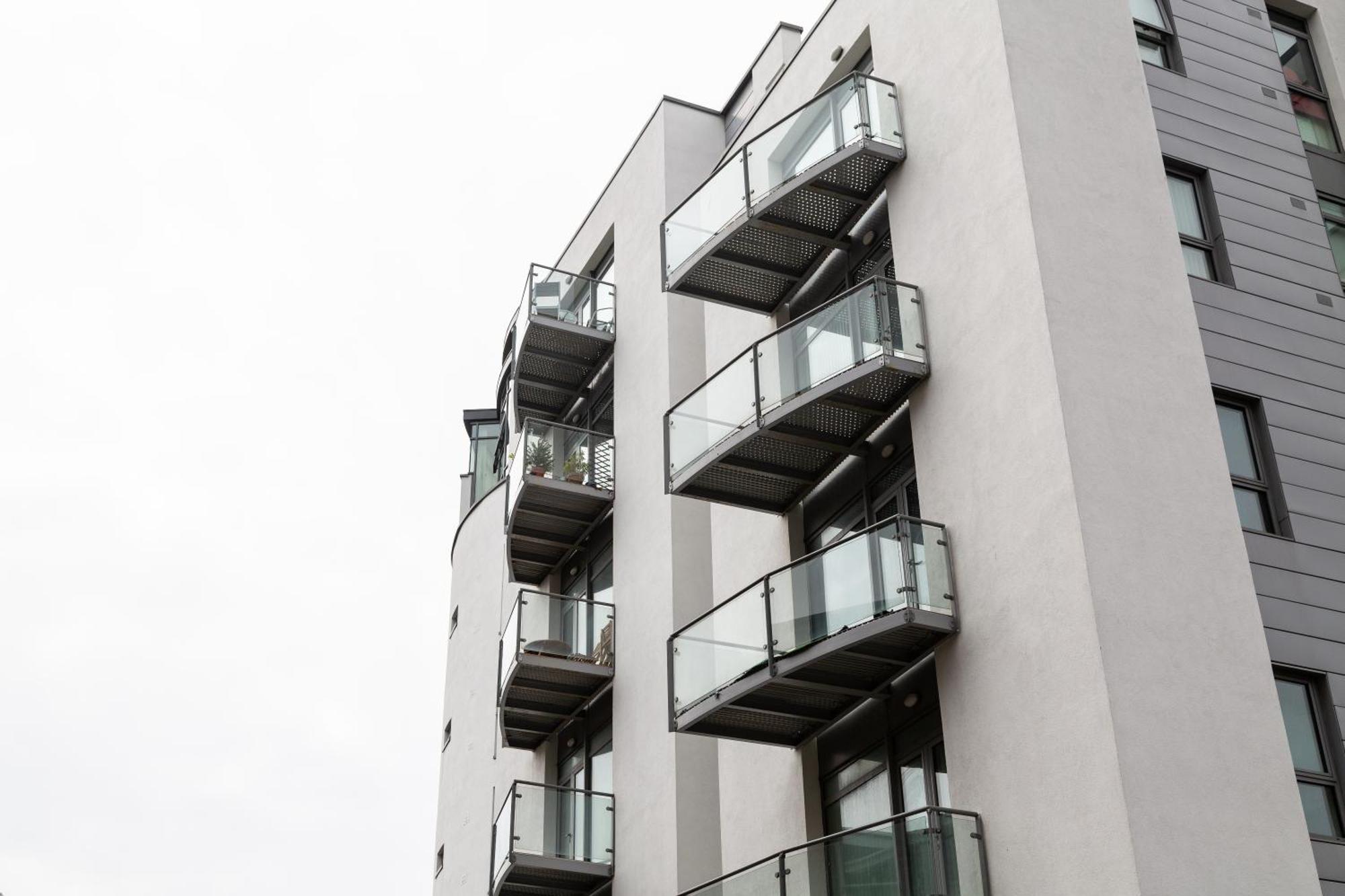 Serviced In Centre - Free Parking - Balcony - By Happy Days Apartment *