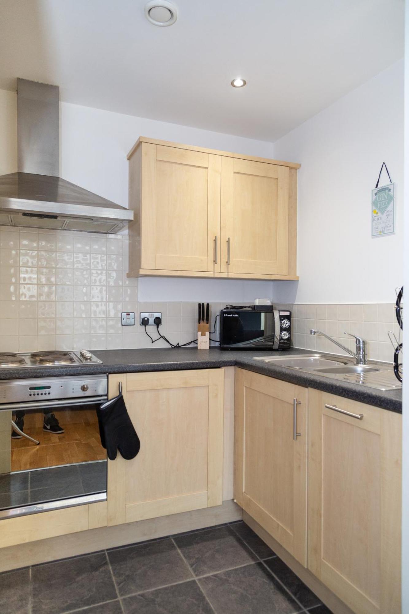 Apartment Serviced In Centre - Free Parking - Balcony - By Happy Days *