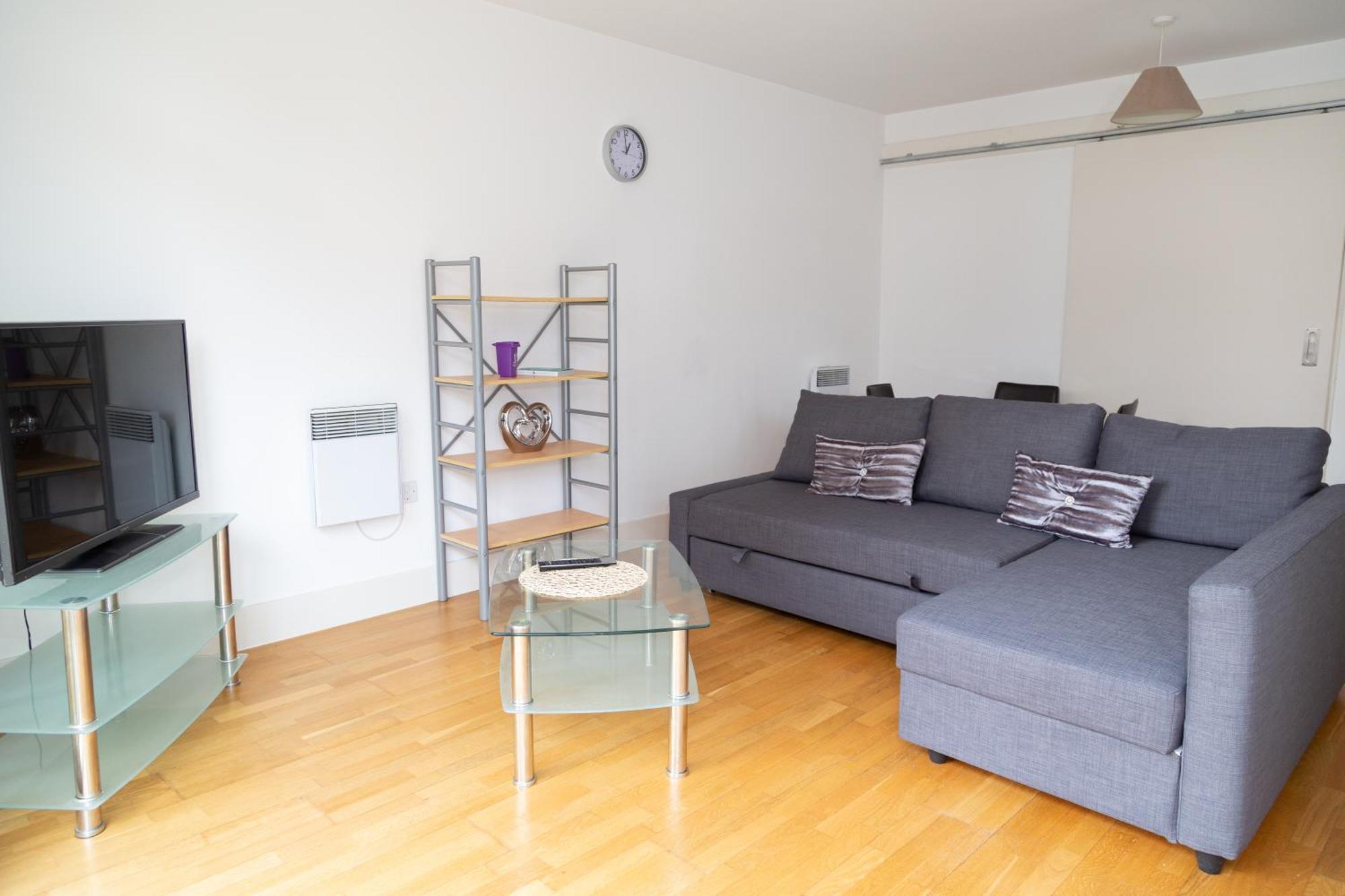 Serviced In Centre - Free Parking - Balcony - By Happy Days