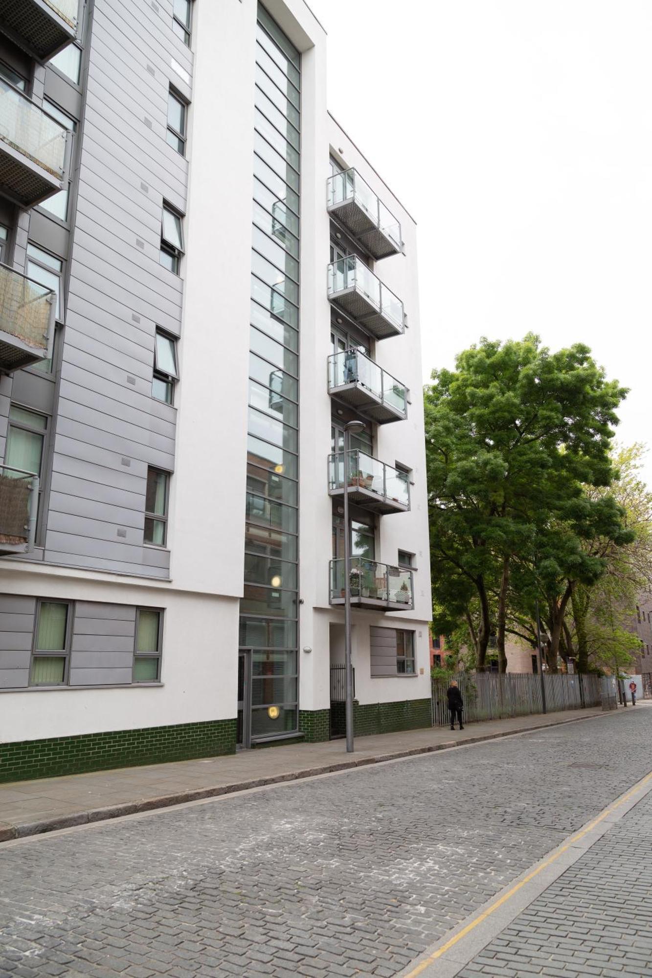 Apartment Serviced In Centre - Free Parking - Balcony - By Happy Days *