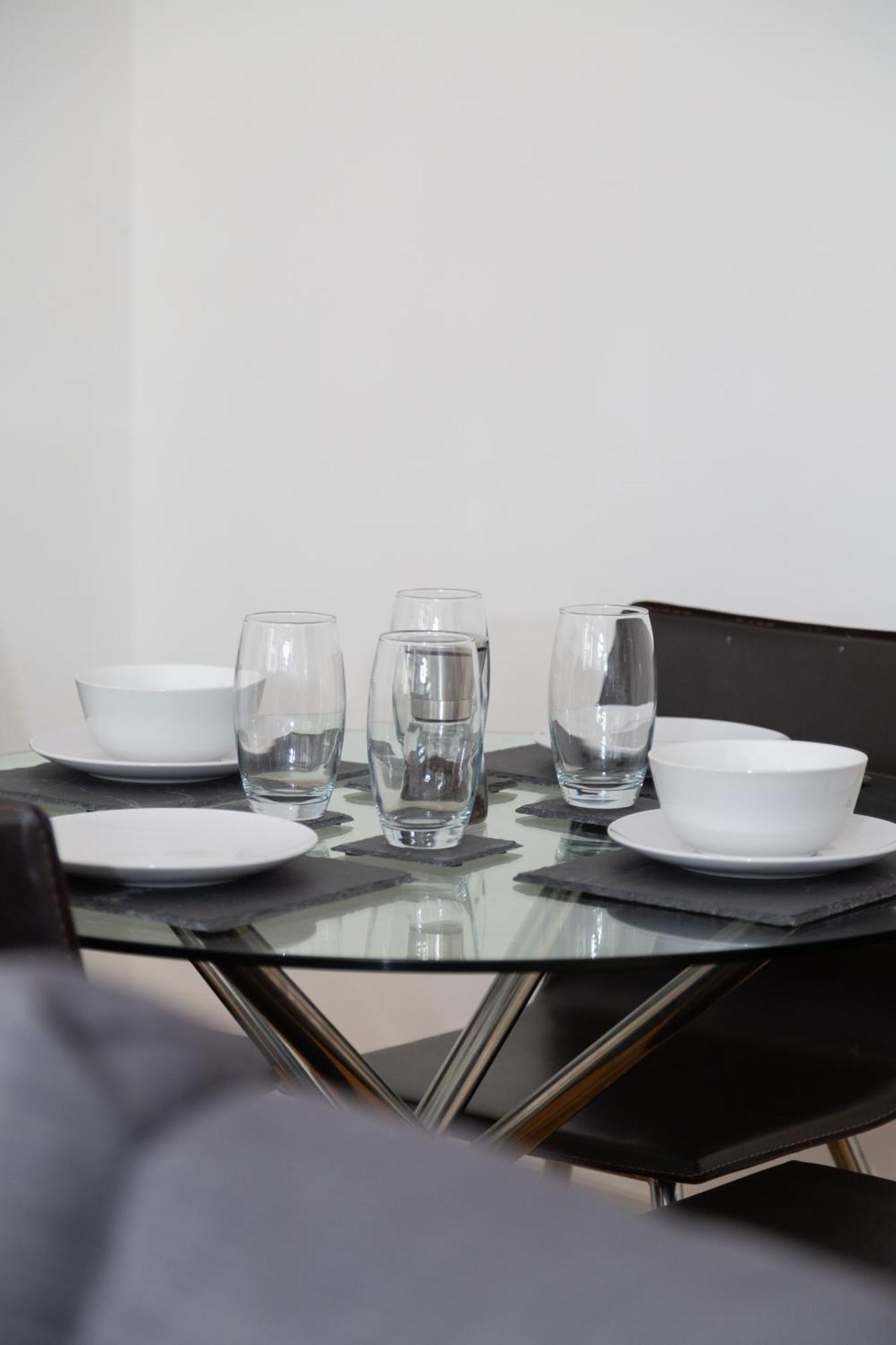 Apartment Serviced In Centre - Free Parking - Balcony - By Happy Days *