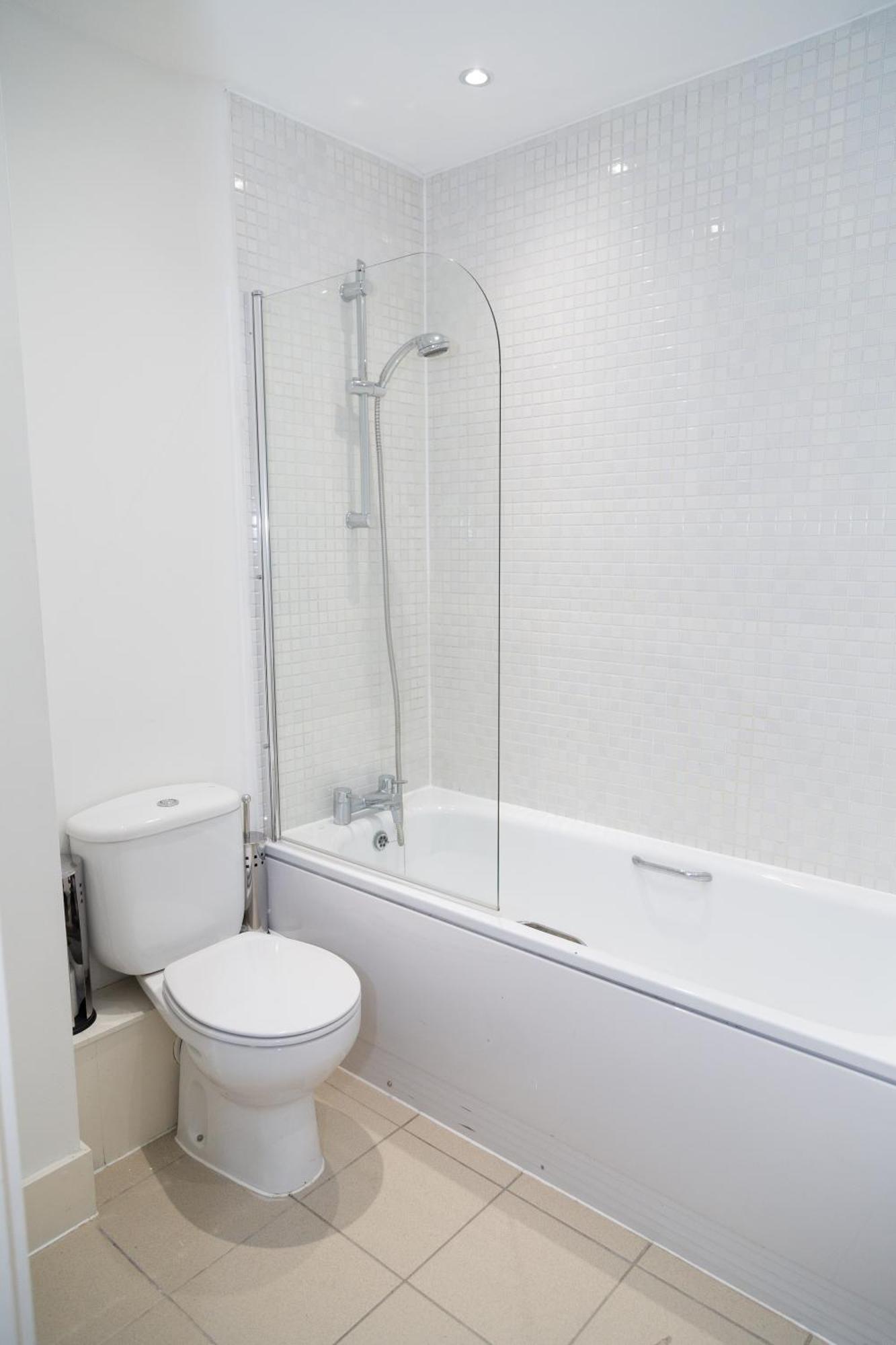 Serviced In Centre - Free Parking - Balcony - By Happy Days Apartment *