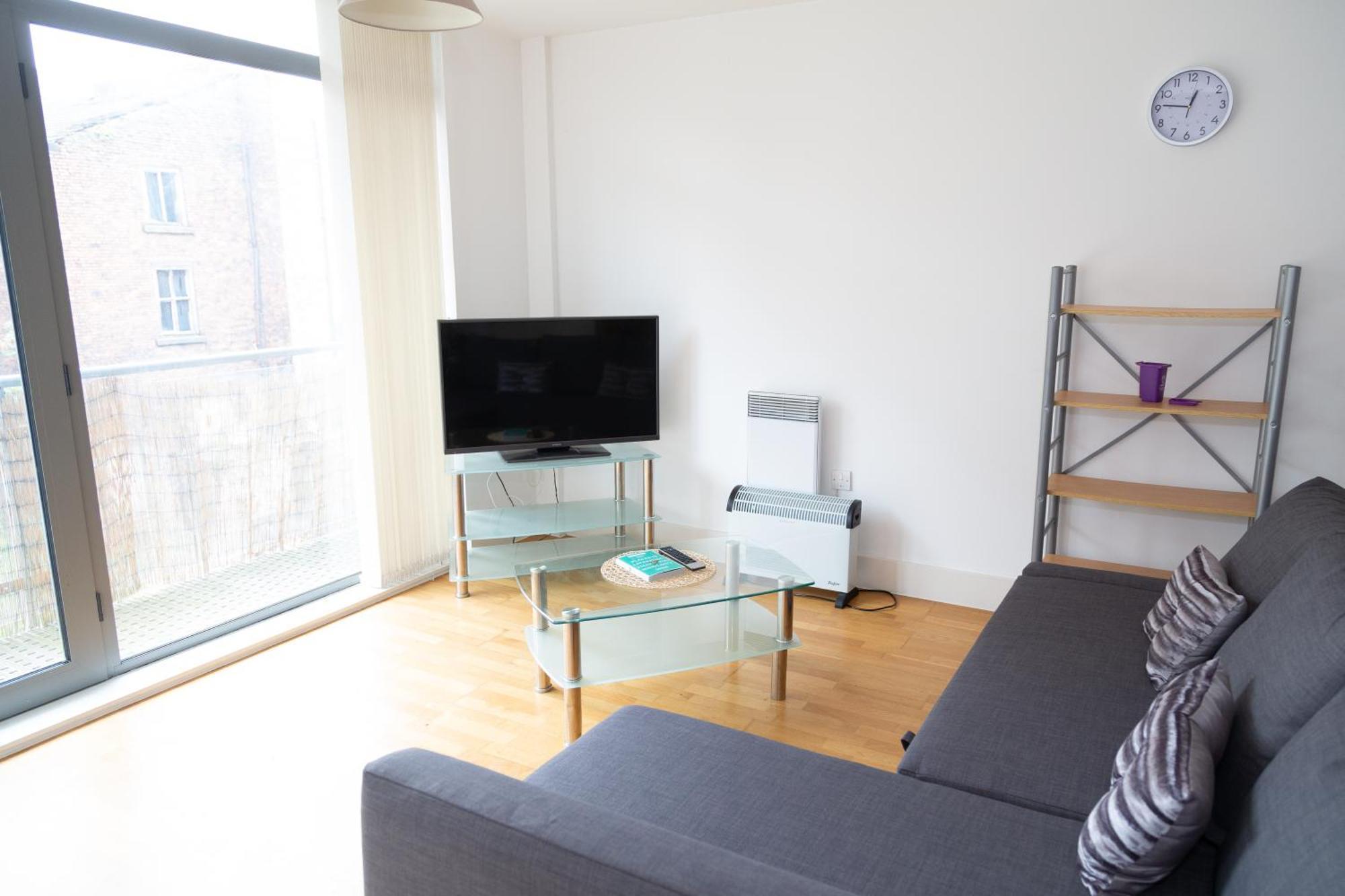 Serviced In Centre - Free Parking - Balcony - By Happy Days Apartment *