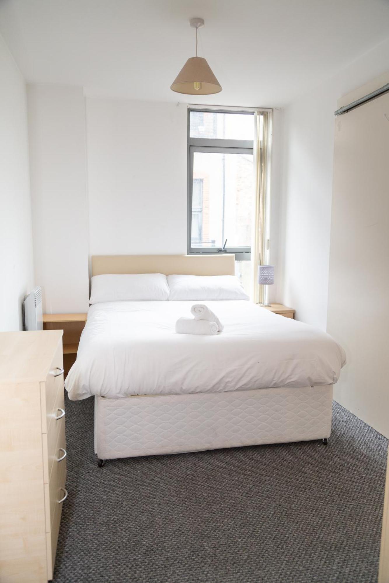 Serviced In Centre - Free Parking - Balcony - By Happy Days Apartment