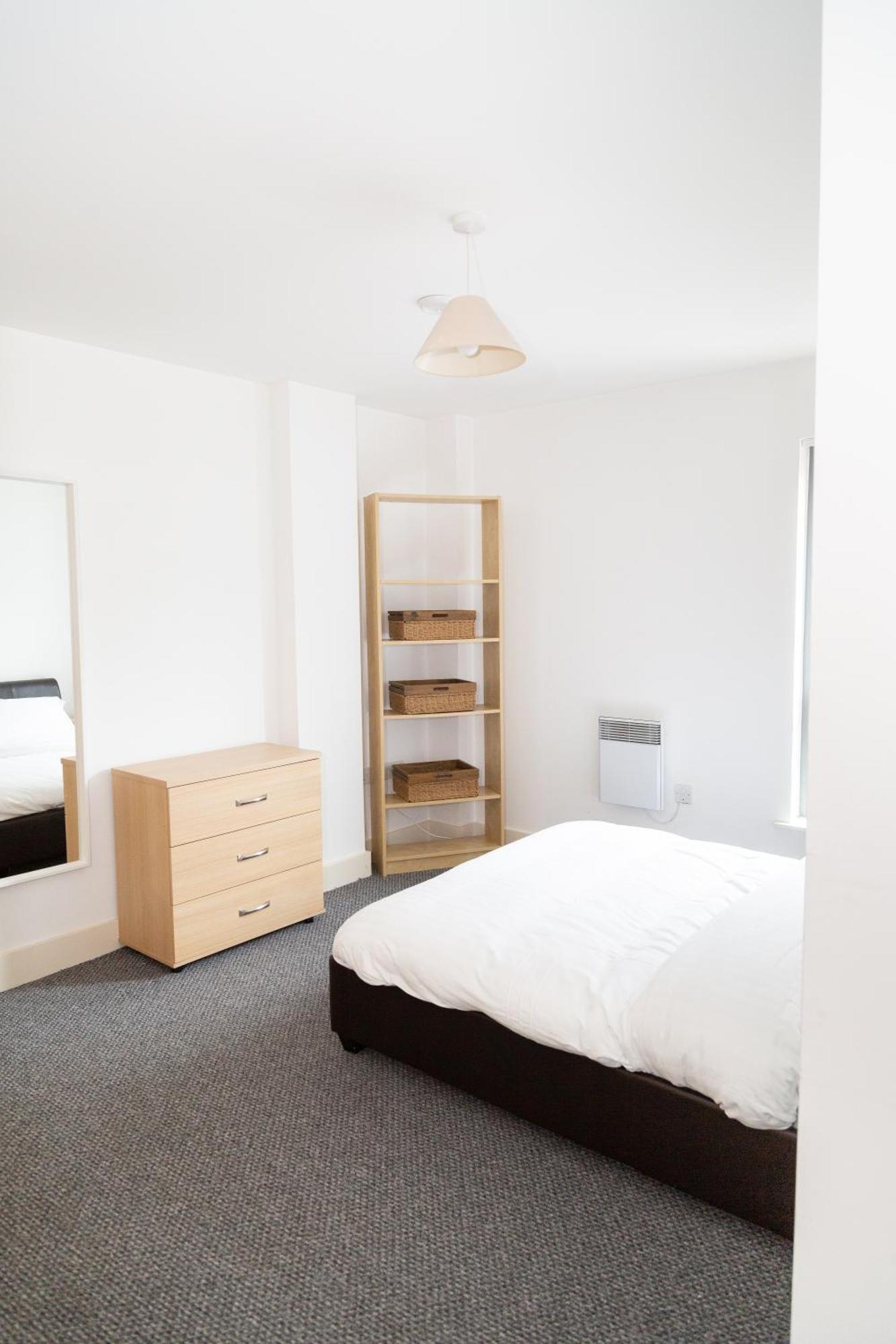 Serviced In Centre - Free Parking - Balcony - By Happy Days Apartment *