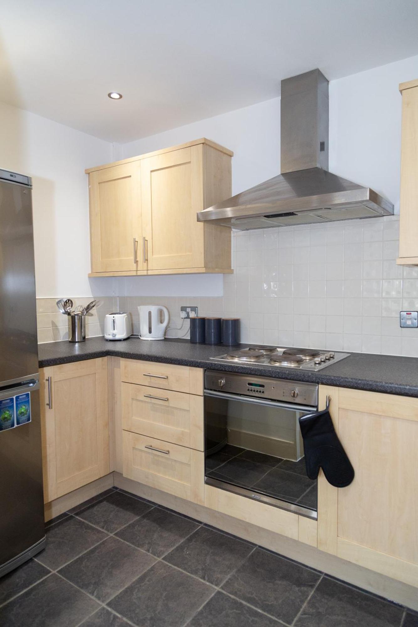 Serviced In Centre - Free Parking - Balcony - By Happy Days Apartment